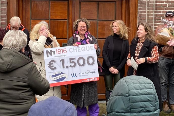 Overhandiging van een cheque aan een goed doel
