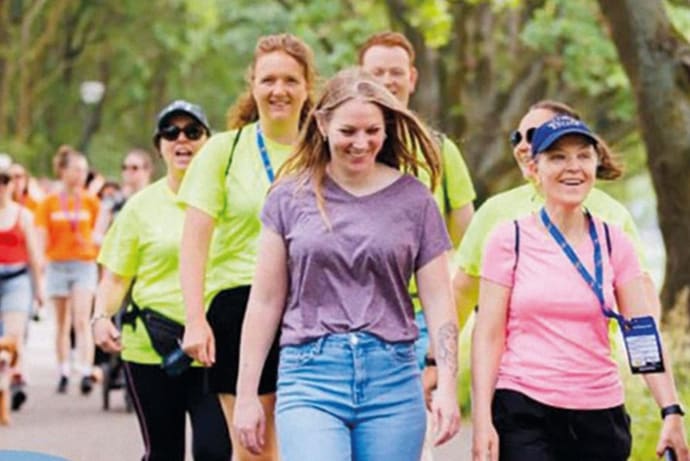 Collega’s samen buiten tijdens de lunchwandeling